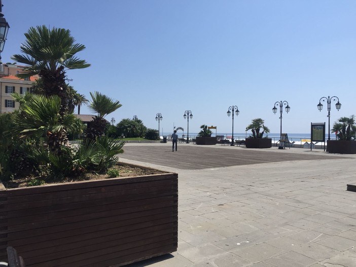 Alassio, ripristinata la viabilità e riposizionati i vasconi sul tratto di Piazza Partigiani Alassio, ripristinata la viabilità e riposizionati i vasconi sul tratto di Piazza Partigiani