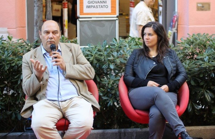 A Savona Giovanni Impastato e Simona Della Croce alla Ubik per parlare di mafia: Storia e informazione con il libro "Io sono Peppino" A Savona Giovanni Impastato e Simona Della Croce alla Ubik per parlare di mafia: Storia e informazione con il libro "Io sono Peppino"