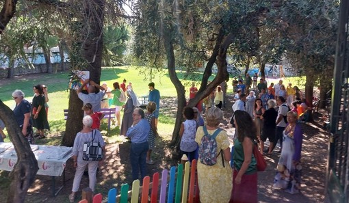 Savona, il parco Marabotto risplende: consegnate le staccionate e due panchine restaurate dai ragazzi "Grow to work" (FOTO) Savona, il parco Marabotto risplende: consegnate le staccionate e due panchine restaurate dai ragazzi "Grow to work" (FOTO)