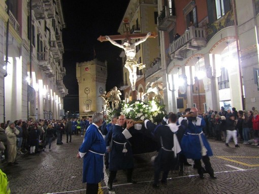Savona, il giorno della processione del Venerdì Santo sospesa la raccolta rifiuti per negozi, uffici e attività commerciali nelle vie percorse dalle casse