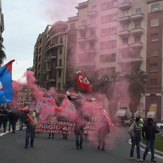 Piaggio Aerospace in corteo per chiedere un incontro al Ministero, sindacati: "Che il Prefetto si faccia tramite di questa richiesta"