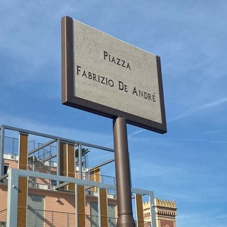 Albenga, i Fieui di Caruggi ricordano Fabrizio De André con una corona di fiori