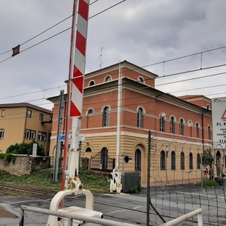 Loano, auto non rispetta il semaforo e resta intrappolata nel passaggio a livello: salvata da cittadini e capo stazione