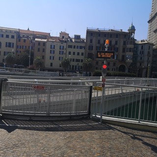 Savona, dura solo 10 giorni l'operatività del ponte mobile della Darsena: nuovamente guasto (FOTO) Savona, dura solo 10 giorni l'operatività del ponte mobile della Darsena: nuovamente guasto (FOTO)