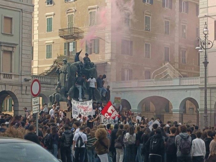 La protesta di Savona con il presidio in piazza Mameli