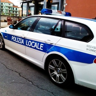 Rubavano da zaini e borse dei bagnanti. "Saccheggiatori di spiagge" del ponente fermati ad Albenga Rubavano da zaini e borse dei bagnanti. "Saccheggiatori di spiagge" del ponente fermati ad Albenga