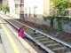 Persone sui binari nella stazione FS di Varazze