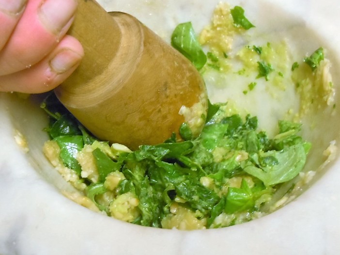 Plagi e storpiature della cucina italiana: il pesto tra i piatti più "taroccati" del mondo
