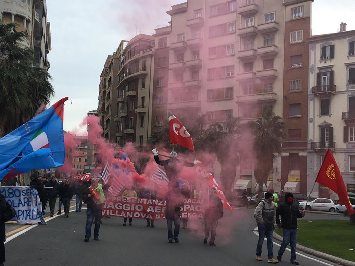 Piaggio Aerospace in corteo per chiedere un incontro al Ministero, sindacati: "Che il Prefetto si faccia tramite di questa richiesta"