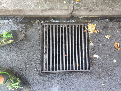 Albenga, prosegue la pulizia dei tombini in tutte le frazioni