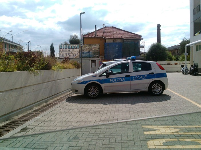 Alassio, altre multe per i "furbetti" dei rifiuti: tra loro un'attività del centro e quattro privati