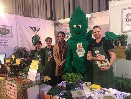 Il pesto di Andora conquista gli amanti della buona cucina tedeschi a Friburgo Il pesto di Andora conquista gli amanti della buona cucina tedeschi a Friburgo