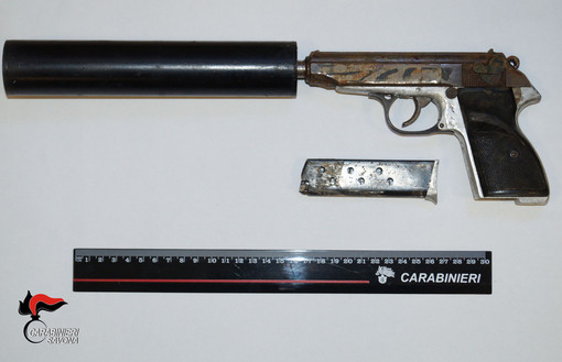 Millesimo, albanese arrestato per porto abusivo d'arma: accertamenti sulla sua pistola Millesimo, albanese arrestato per porto abusivo d'arma: accertamenti sulla sua pistola