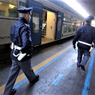 Senza mascherina sul treno, minaccia i poliziotti e li riprende col cellulare: denunciato un 45enne imperiese