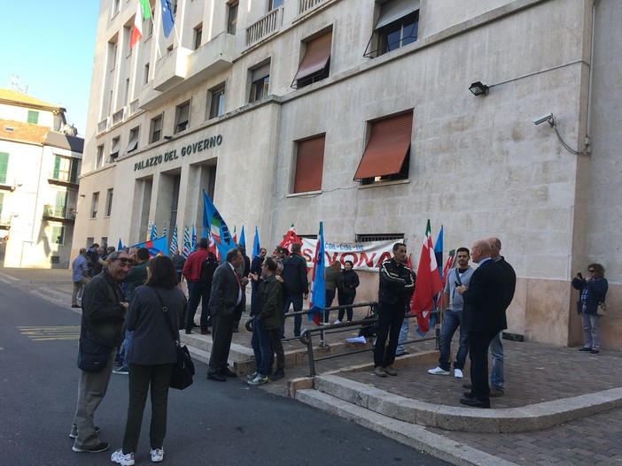 Presidio sindacati davanti alla Prefettura, Stella (Cgil): “Attendiamo risposte su pensione, sanità, occupazione e contratti” (VIDEO) Presidio sindacati davanti alla Prefettura, Stella (Cgil): “Attendiamo risposte su pensione, sanità, occupazione e contratti” (VIDEO)