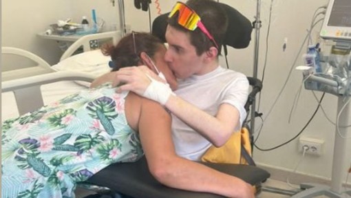 Albenga, Paolo abbraccia mamma Miranda: una foto che commuove e dà speranza