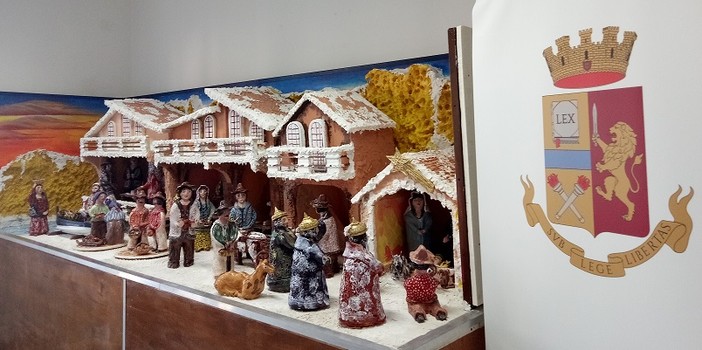 Inaugurato in Questura il presepe realizzato dal ceramista albissolese Paolo Giallombardo Inaugurato in Questura il presepe realizzato dal ceramista albissolese Paolo Giallombardo