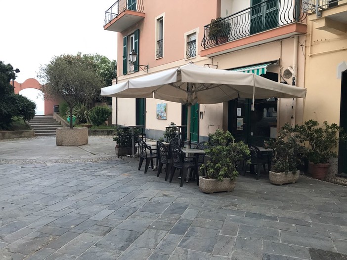 Per i 25 anni il Pilar di Albisola si rinnova in "Stuzzicart" grazie ad un mix di cucina e ceramica Per i 25 anni il Pilar di Albisola si rinnova in "Stuzzicart" grazie ad un mix di cucina e ceramica