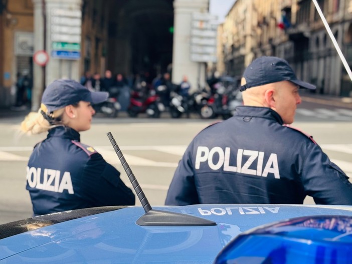 Savona, ruba vestiti in più negozi del centro commerciale e aggredisce gli addetti alla sicurezza: arrestato 38enne Savona, ruba vestiti in più negozi del centro commerciale e aggredisce gli addetti alla sicurezza: arrestato 38enne