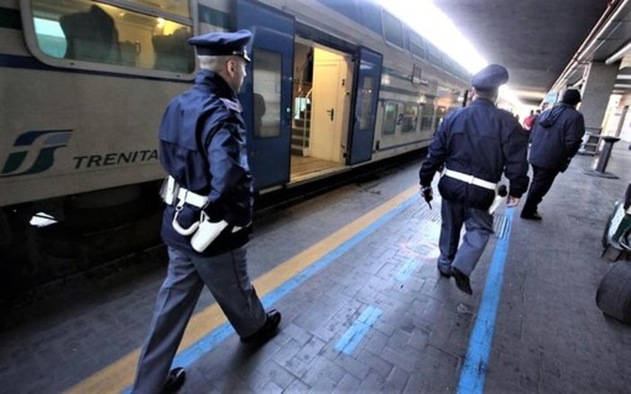 Senza mascherina sul treno, minaccia i poliziotti e li riprende col cellulare: denunciato un 45enne imperiese