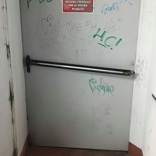 Ceriale: uscita di emergenza rotta e bloccata in stazione