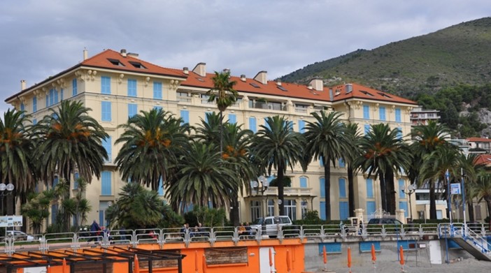 Spotorno si prepara a conoscere il nuovo Pud: si annuncia il "tutto esaurito" in sala, stop al traffico intorno al Palace