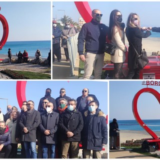 Borghetto S. Spirito, la 'Panchina dell’Amore' è realtà. Il sindaco Canepa: "Strumento di promozione turistica" (FOTO e VIDEO)