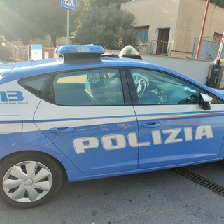 Allontanato dall'ex compagna, viola la misura cautelare e si nasconde nel letto per sfuggire agli agenti: arrestato