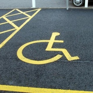 Cairo, parcheggio disabili occupato abusivamente. L'asilo Bertolotti precisa: "Mai date autorizzazioni che non ci competono"
