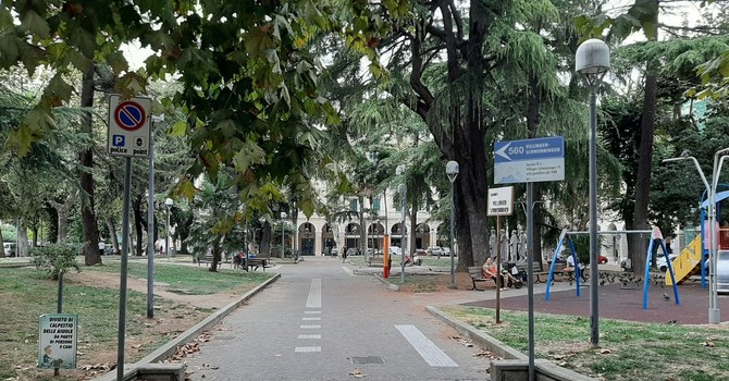 Savona, si aggrappa a un palo a testa in giù per evitare il controllo: arrestato dopo aver colpito due agenti Savona, si aggrappa a un palo a testa in giù per evitare il controllo: arrestato dopo aver colpito due agenti