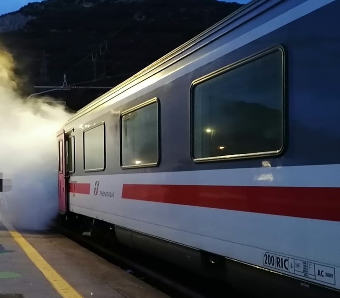 Finale, principio di incendio su un treno: vigili del fuoco mobilitati, circolazione ferroviaria ripresa Finale, principio di incendio su un treno: vigili del fuoco mobilitati, circolazione ferroviaria ripresa