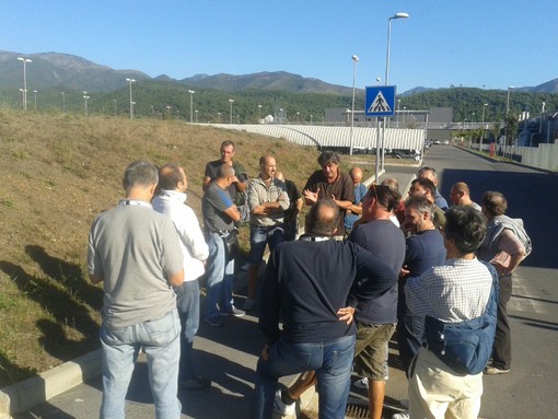 Esternalizzati Piaggio in protesta davanti allo stabilimento di Villanova Esternalizzati Piaggio in protesta davanti allo stabilimento di Villanova