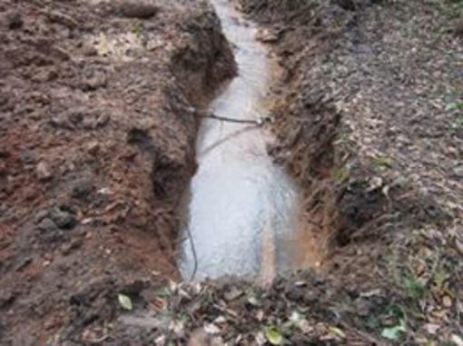 Ceriale : intervento dei tecnici comunali per riparare una perdita fognaria in via Nuova Peagna