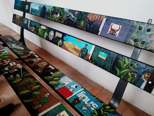 "Una Panchina da Leggere" nella biblioteca di Cairo, l'ultima opera dell'artista Massimo Gariano