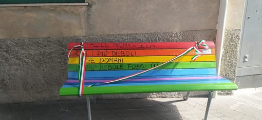 "Don't bully, be happy", a Vado inaugurate le panchine contro il bullismo, cyberbullismo e i femminicidi (FOTO)