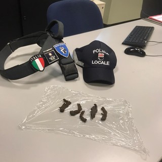 Occupano abusivamente un'abitazione ad Albenga: trovati dalla polizia locale 23 grammi di hashish Occupano abusivamente un'abitazione ad Albenga: trovati dalla polizia locale 23 grammi di hashish