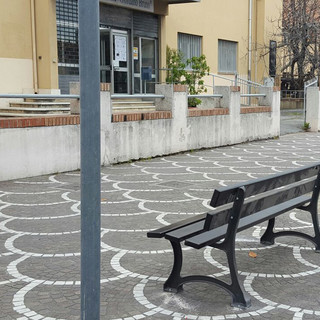 Albenga: nuove panchine in viale Pontelungo