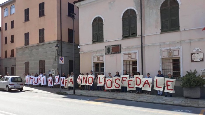 Cairo, l’assessore regionale Viale accolta dallo striscione "I muri non fanno l'ospedale" Cairo, l’assessore regionale Viale accolta dallo striscione "I muri non fanno l'ospedale"