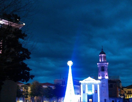 I loanesi si lamentano: "La piazza del Comune di Loano è buia"