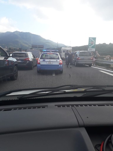 Code sull'A10: la Protezione Civile distribuisce acqua sull'autostrada agli automobilisti Code sull'A10: la Protezione Civile distribuisce acqua sull'autostrada agli automobilisti