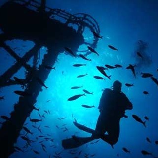 Laigueglia ad "Azzurro" arriva il 1° PINNEREMO: nuotatori e vogatori in spiaggia