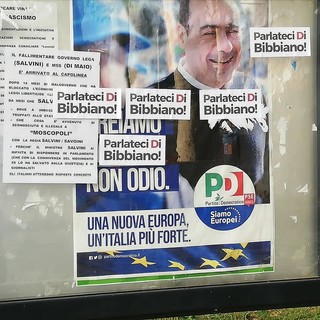 "Parlateci di Bibbiano": adesivi sulle bacheche del Pd di Carcare