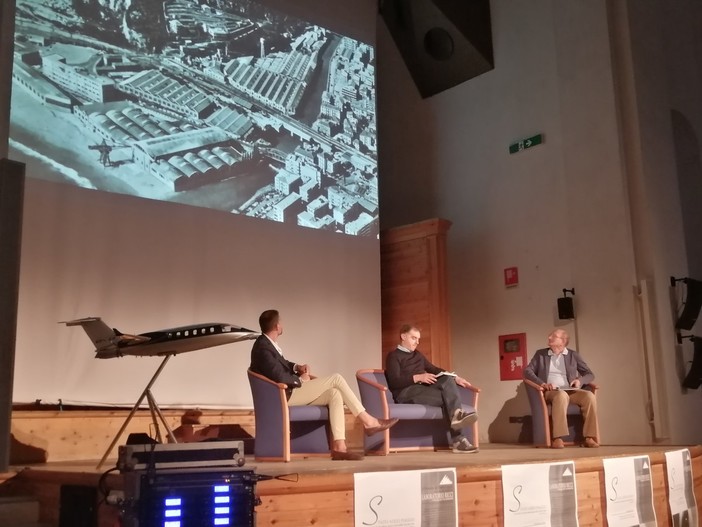 Finale, storia di cent'anni di cultura industriale: presentato ieri il libro del professor Caffarena "Spazio Aero Piaggio" (VIDEO) Finale, storia di cent'anni di cultura industriale: presentato ieri il libro del professor Caffarena "Spazio Aero Piaggio" (VIDEO)