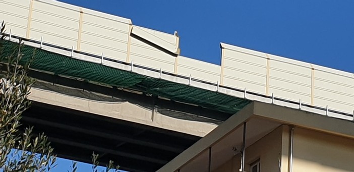 Celle, pannelli autostradali oscillano sulle case: lanciato l'allarme (FOTO)