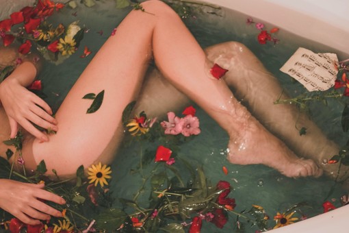 Detergere la pelle del corpo delicata: i nostri consigli per una pulizia naturale e delicata