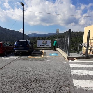 Pulmino, mensa e orario prolungato, striscioni dei genitori alla scuola di Stella. Sindaco Lombardi: "Appena l'orario completo sarà pronto partiranno i servizi"