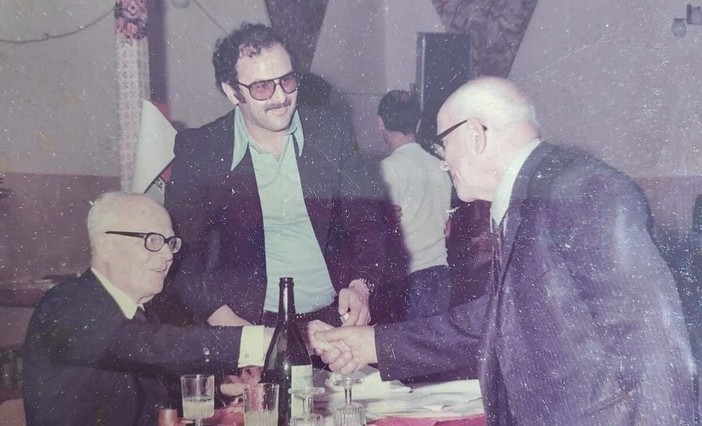 Nella foto, scattata nel giugno del 1976, il presidente Sandro Pertini alla Società Operaia di Carcare (Facebook) Nella foto, scattata nel giugno del 1976, il presidente Sandro Pertini alla Società Operaia di Carcare (Facebook)