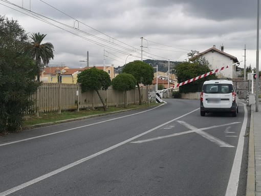 Passeggiano sui binari a Pietra Ligure e Loano, treni bloccati per il secondo giorno Passeggiano sui binari a Pietra Ligure e Loano, treni bloccati per il secondo giorno