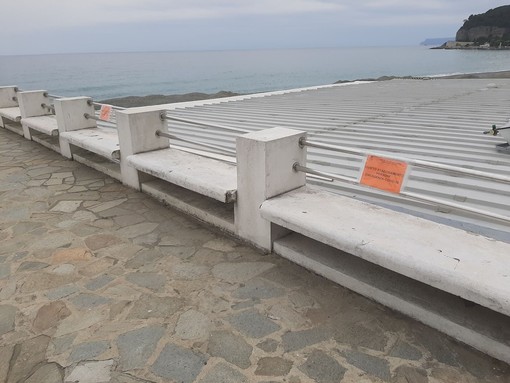Celle, cartelli anti stazionamento sulle panchine in passeggiata. Sindaco Mordeglia: "Decisione presa nell'interesse delle persone" Celle, cartelli anti stazionamento sulle panchine in passeggiata. Sindaco Mordeglia: "Decisione presa nell'interesse delle persone"