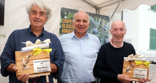 Arnasca d’Argento 2024, olio, tradizioni e muretti a secco: premiati Luigi Caricato e Giancarlo Isella Arnasca d’Argento 2024, olio, tradizioni e muretti a secco: premiati Luigi Caricato e Giancarlo Isella